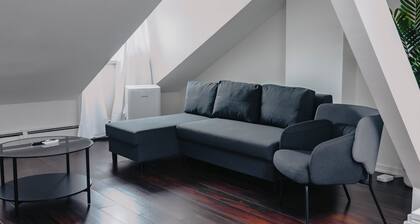 Lum The Queen - One-Bedroom Apartment w/ City View