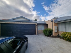 Property grounds - Tranquil Treasure - 3 Bedroom Villa (Gosnells)