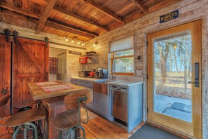 Réfrigérateur, micro-ondes, lave-vaisselle, cafetière/bouilloire