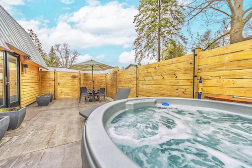 Tiny Barn-Tiny home retreat with hot tub & lake sounds