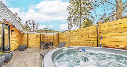 Tiny Barn-Tiny home retreat with hot tub & lake sounds