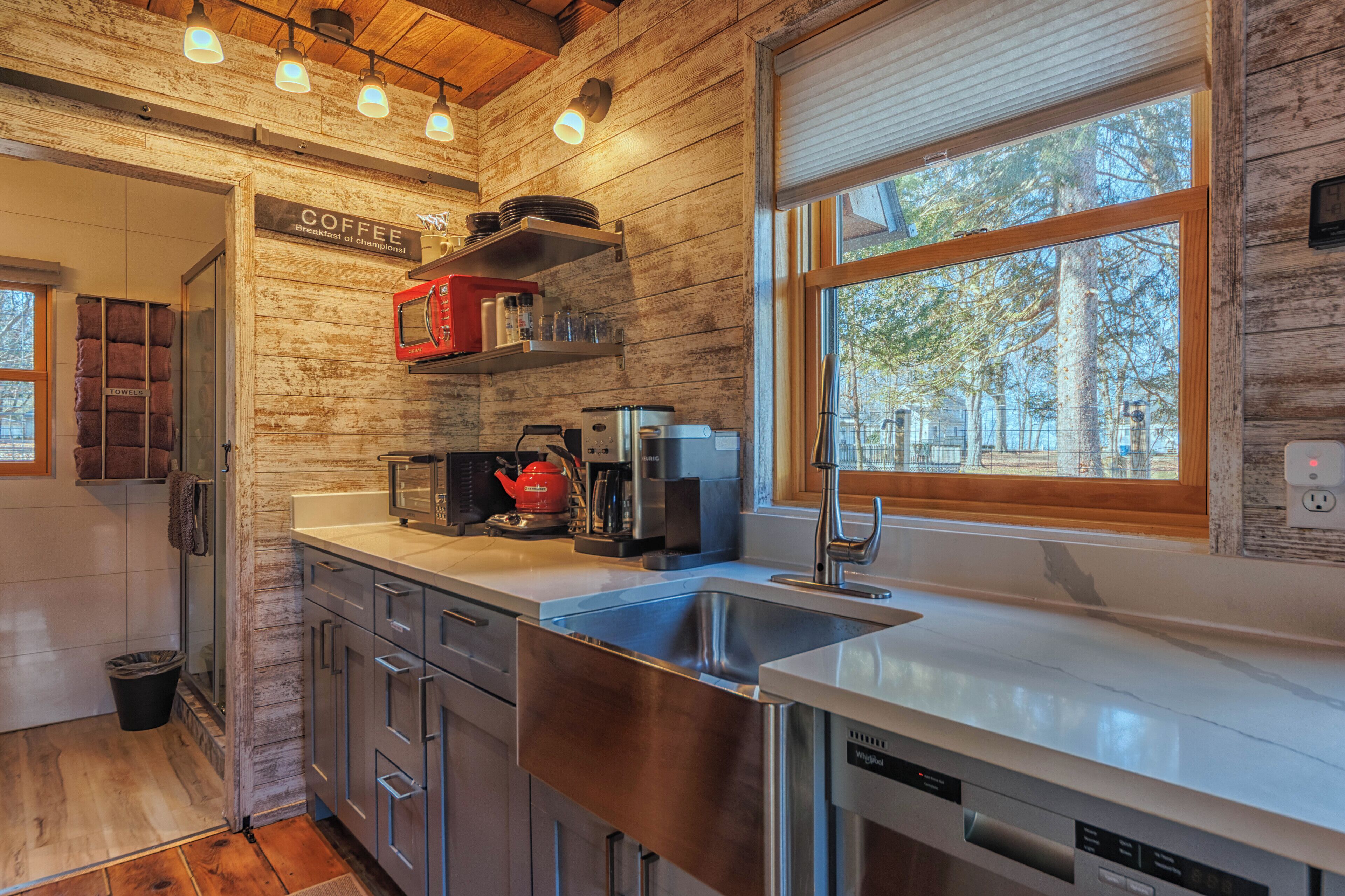 Een koelkast, een magnetron, een vaatwasser