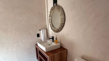 Suite superior | Baño | Regadera y toallas