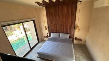 Suite superior | Edredón, caja de seguridad en la habitación, wifi gratis y ropa de cama