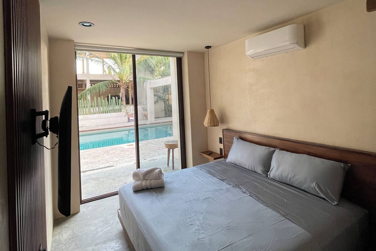 Standard Room | Down comforters, in-room safe, WiFi (free), bed sheets