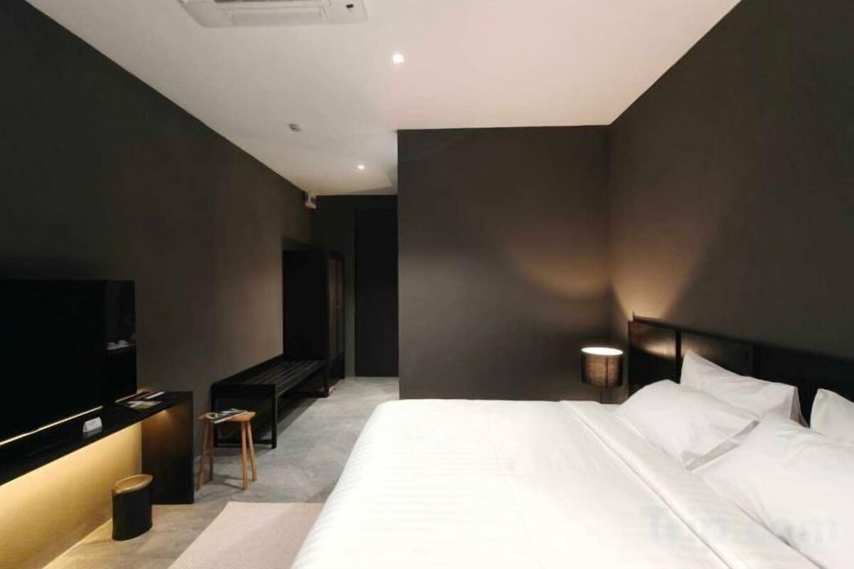 Free minibar, rollaway beds, free WiFi