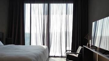 Standard Room, 1 King Bed | Free minibar, rollaway beds, free WiFi