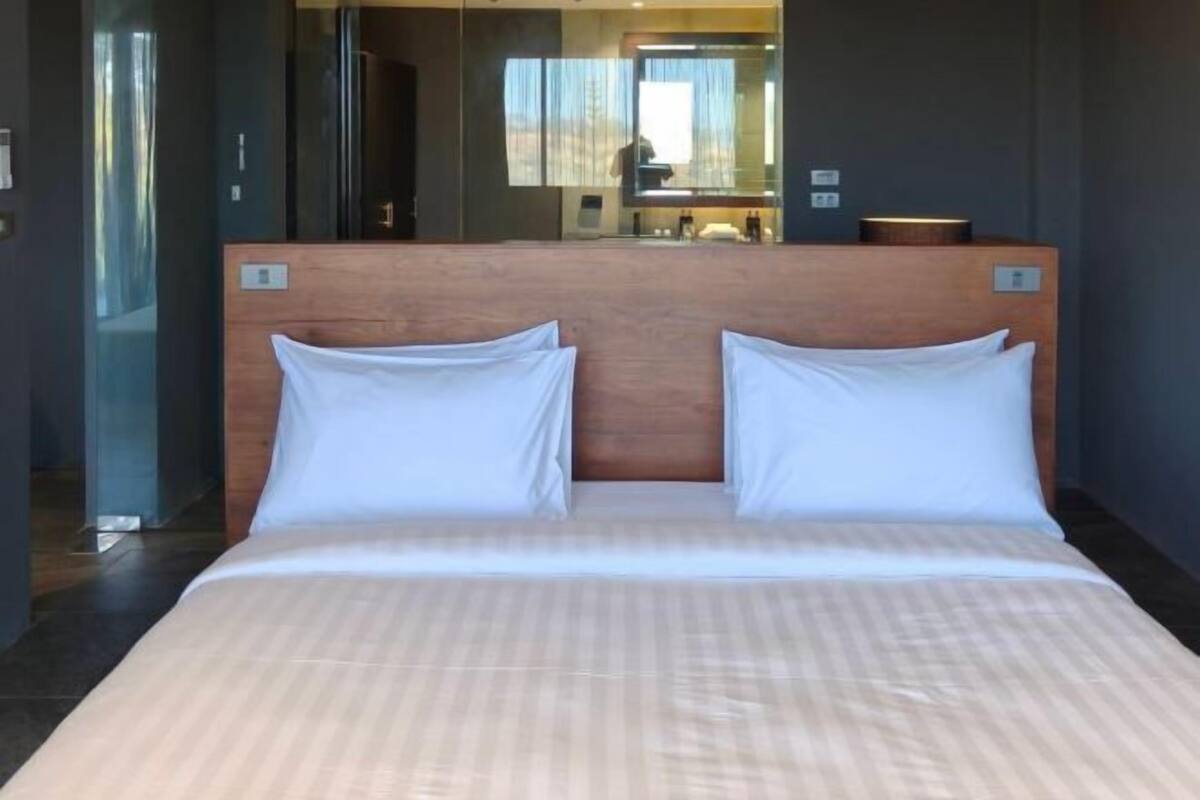 Free minibar, rollaway beds, free WiFi