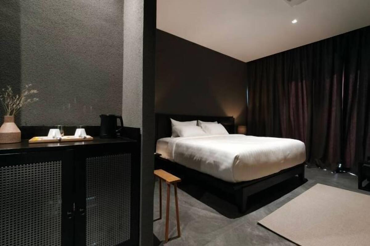 Free minibar, rollaway beds, free WiFi