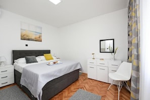 2 bedrooms, in-room safe, iron/ironing board, free WiFi - Villa Mare with heated pool and gym (Crno)