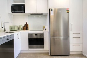 Een koelkast, een microgolfoven, een oven, een kookplaat