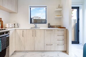 Fridge, microwave, oven, stovetop - Urban Comfort on Durham St Walk Everywhere (Christchurch)