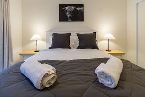 2 habitaciones, tabla de planchar con plancha y cuna de viaje 