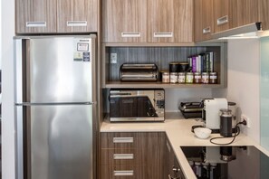 Een koelkast, een microgolfoven, een oven, een kookplaat