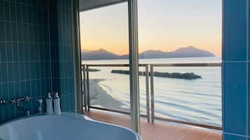 Quarto luxo, 1 quarto, vista para o oceano | Banheiro | Banheira e chuveiro separados, secador de cabelo, chinelos