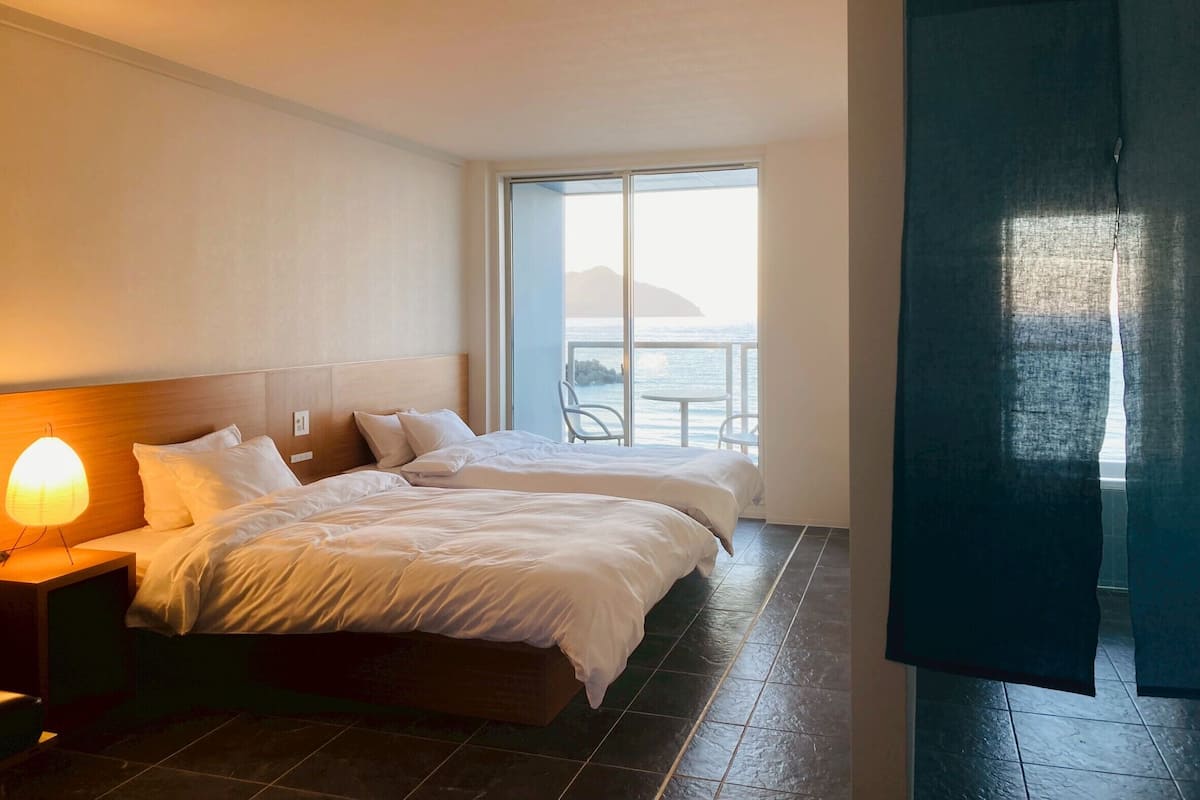 Chambre Standard avec lits jumeaux, balcon, vue mer | Literie de qualité supérieure, matelas Tempur-Pedic