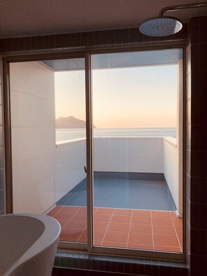 Deluxe Room, 1 Bedroom, Ocean View | Bathroom
