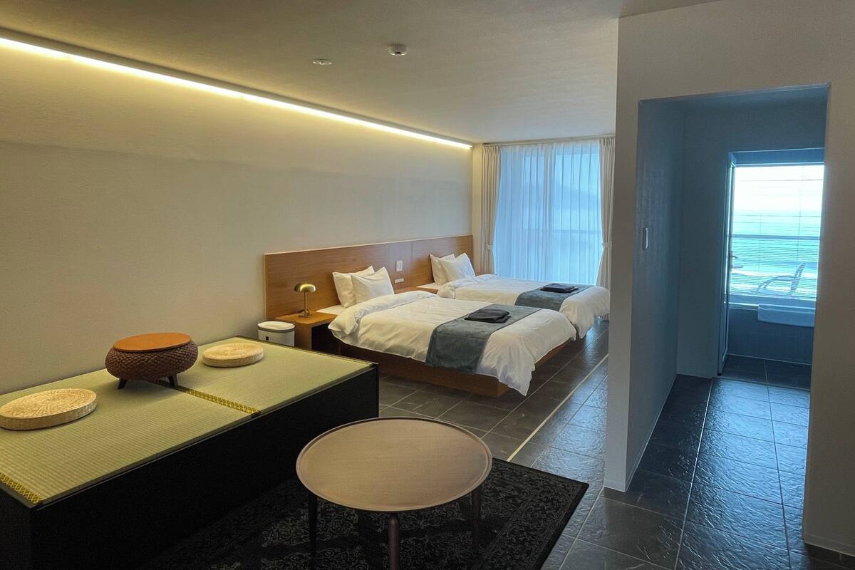 Kamar Twin Deluks | Seprai premium, tempat tidur Tempur-Pendic, dan isi minibar gratis