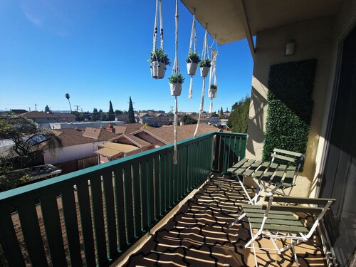 Comfortable 2-bedroom corporate apartment with AC, WiFi in peaceful San Leandro