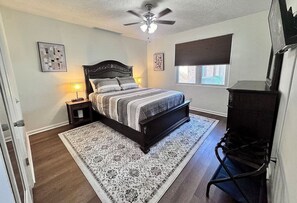 2 bedrooms, iron/ironing board, WiFi, bed sheets - Cozy New Modern On I-95 (Pooler)
