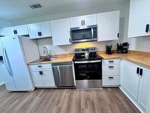 Fridge, microwave, oven, stovetop - Cozy New Modern On I-95 (Pooler)
