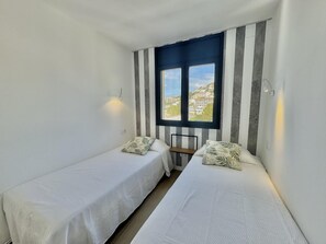 2 Schlafzimmer, Bügeleisen/Bügelbrett