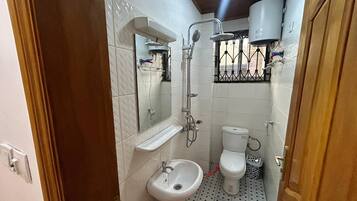 Een douche, pantoffels, handdoeken, zeep