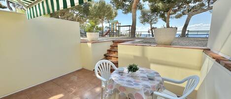 تناول الطعام بالخارج