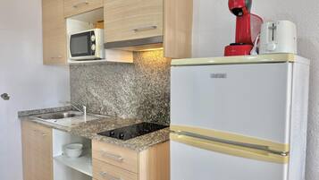 Fridge, microwave, coffee/tea maker, toaster