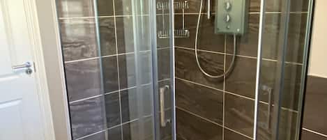 Douche, sĂšche-cheveux, serviettes fournies, shampoing