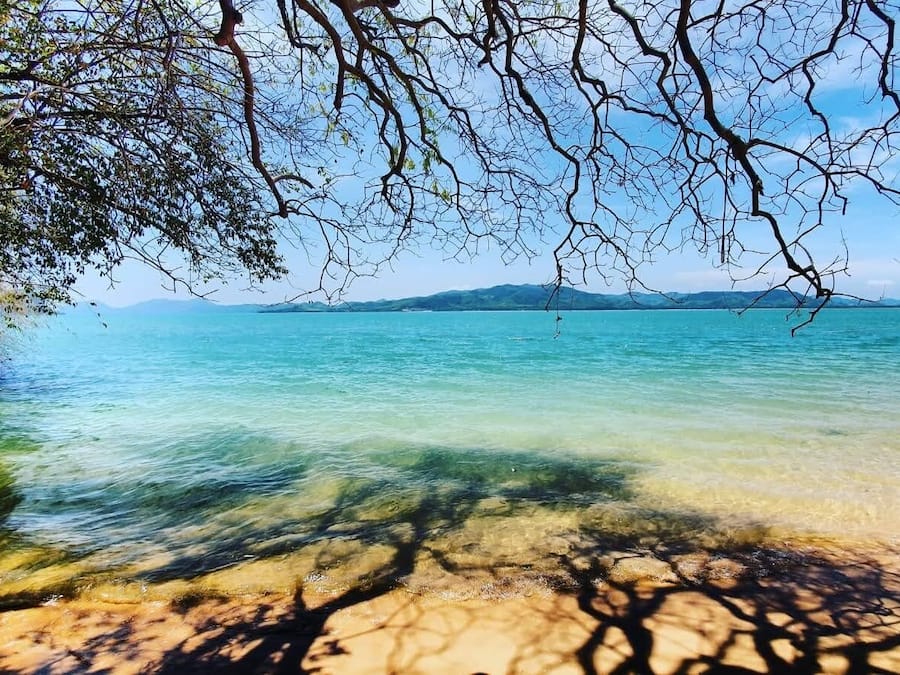 Accommodatie ligt op het strand, parasols, massage op het strand, yoga
