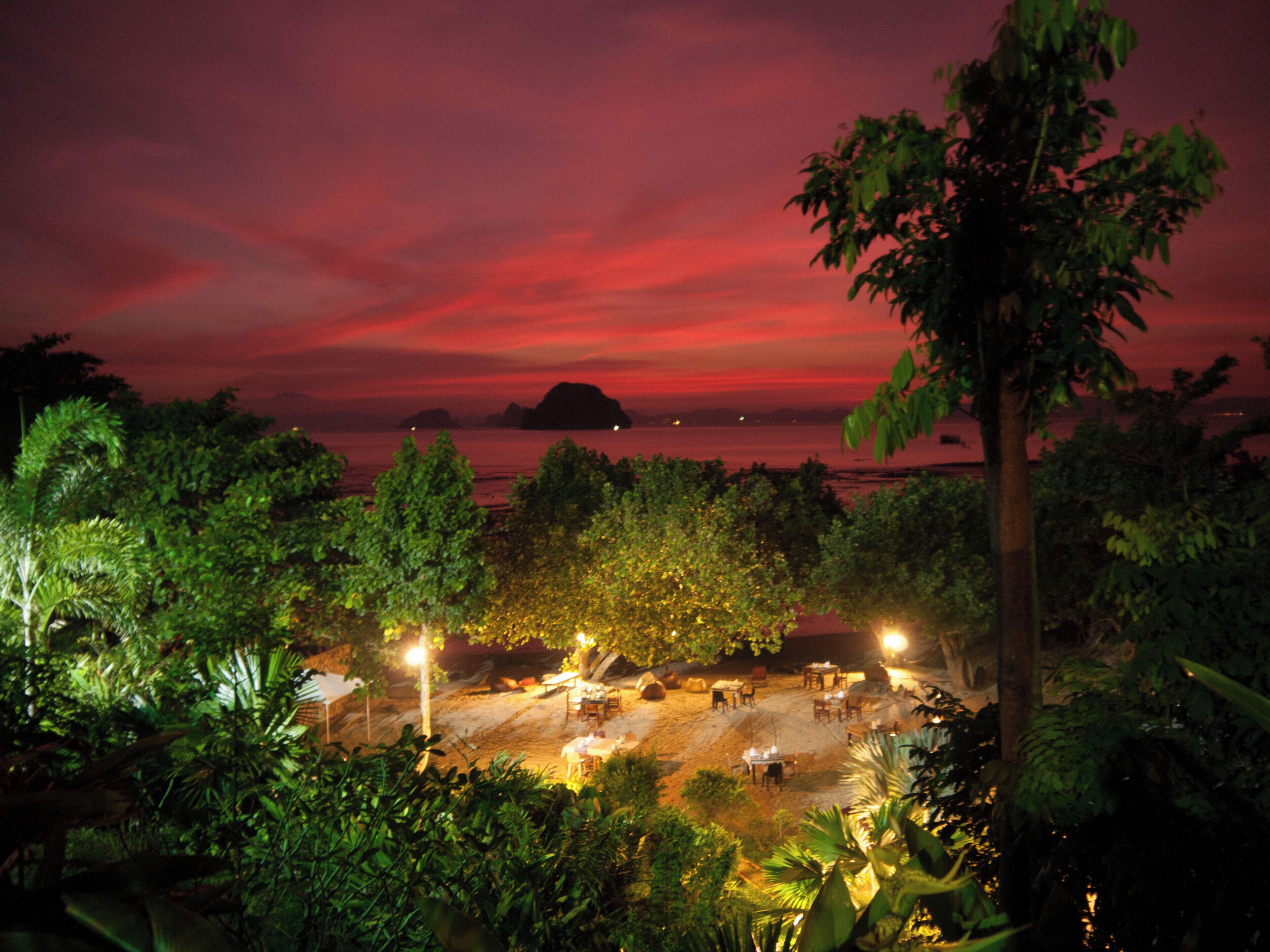 供應早餐、午餐、晚餐；泰國菜；海灘景