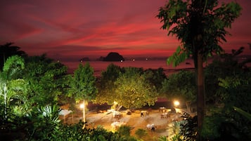Se sirven desayunos y almuerzos; cocina tailandesa; con vista a la playa