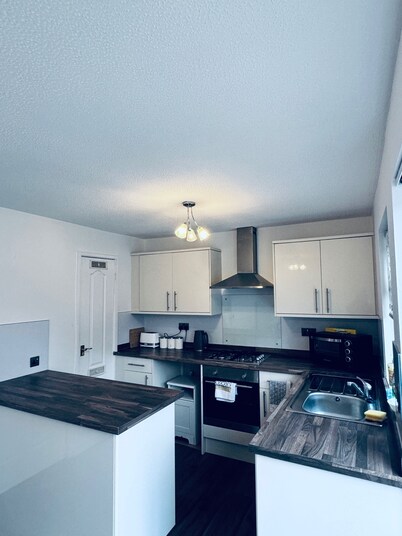 3 Bed House - Sleeps 8 - Pets - Parking - Wifi