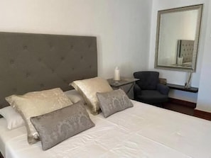 Ferros/tábuas de passar roupa, Wi-Fi, roupa de cama