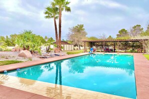 Outdoor pool - Private Massive Pool, Tennis Court, Basketball Court, Game Room, 6mi. to Strip (Las Vegas)