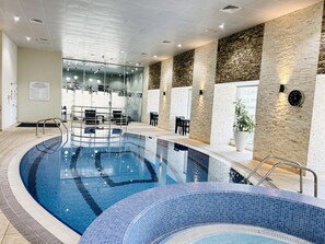 Piscina coperta, una piscina riscaldata