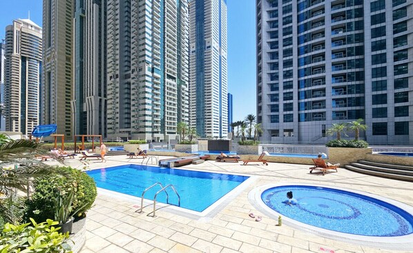 من حمّامات السباحة المغطاة، حمّام سباحة مُدفَّأ