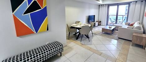 Una Smart TV, una mesa de tenis de mesa