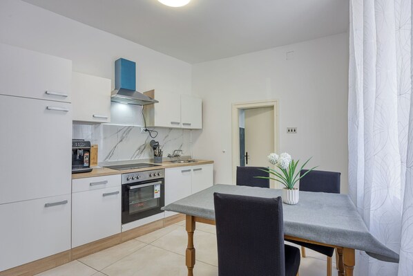 Fridge, oven, stovetop, coffee/tea maker