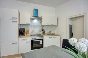 Fridge, oven, stovetop, coffee/tea maker