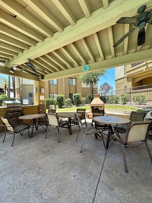 Outdoor dining - Cactus Casita: A Cozy Desert Hideaway Near Phoenix Top Attractions & Airport. (Phoenix)