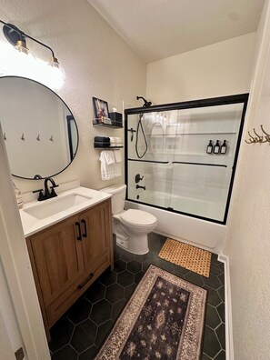 Hair dryer, towels, soap, shampoo - Cactus Casita: A Cozy Desert Hideaway Near Phoenix Top Attractions & Airport. (Phoenix)
