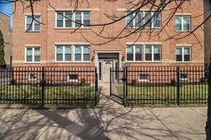 Exterior - ModernFarmHouseChicago-Spacious 3-bedroom condo Near Downtown Chicago (Chicago)