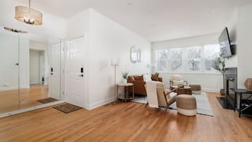 智能電視、壁爐、書籍