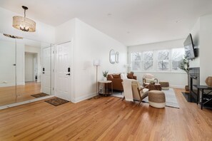 Smart TV, fireplace, books - ModernFarmHouseChicago-Spacious 3-bedroom condo Near Downtown Chicago (Chicago)
