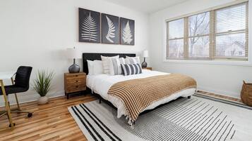 3 habitaciones, escritorio y tabla de planchar con plancha