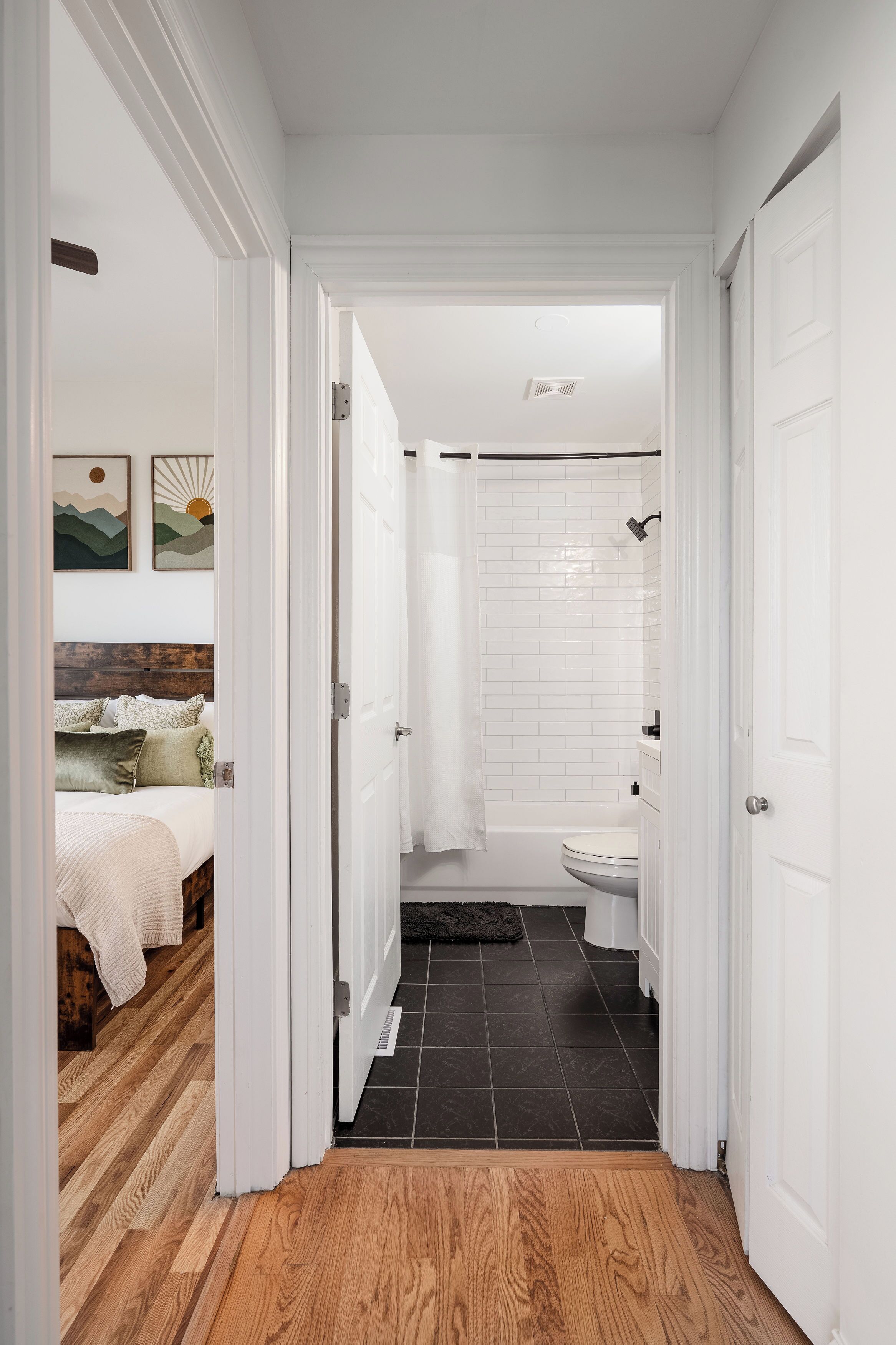 3 間睡房、書桌、熨斗/熨衫板、可攜式嬰兒床