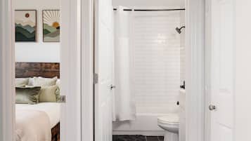 3 間睡房、書桌、熨斗/熨衫板、可攜式嬰兒床