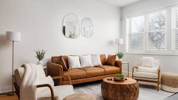 Een smart-tv, een open haard en boeken